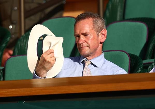 Wimbledon Championships 2025 AELTC, Day Two, London, UK - 01 07 2025 TV Presenter Alexander Armstrong cools himself with his hat in the royal Box at Wimbledon on day two of the Championships London Wimbledon London GBR, UK NEWSPAPERS OUT Copyright: xMarkxGreenwoodx