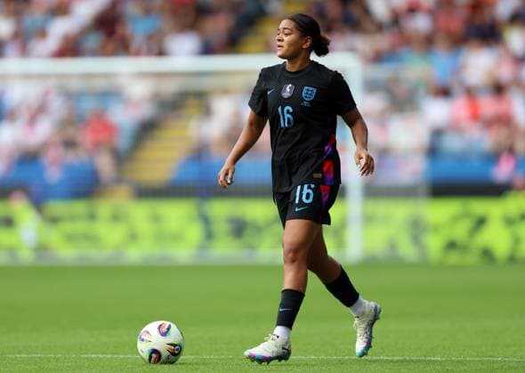 England v Jamaica - Women s International Friendly, Länderspiel, Nationalmannschaft Jess Carter of England on the ball during the Women s international friendly match between England and Jamaica at The King Power Stadium on June 29, 2025 in Leicester, England. Leicester The King Power Stadium England United Kingdom Copyright: xNigelxFrench Sportsphoto APLx 14129661
