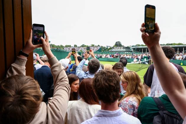 Crowds watch Carlos Alcaraz practice on Court No.7 Wimbledon Tennis Championships, Day 3, The All England Lawn Tennis and Croquet Club, London, UK - 02 Jul 2025London The All England Lawn Tennis and United Kingdom  Copyright: xJamesxMarsh Shutterstockx 15381942l