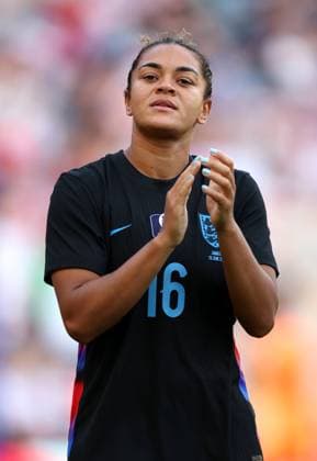 England v Jamaica - Women s International Friendly, Länderspiel, Nationalmannschaft Jess Carter of England applauds the fans after the Women s international friendly match between England and Jamaica at The King Power Stadium on June 29, 2025 in Leicester, England. Leicester The King Power Stadium England United Kingdom Copyright: xNigelxFrench Sportsphoto APLx 14129685