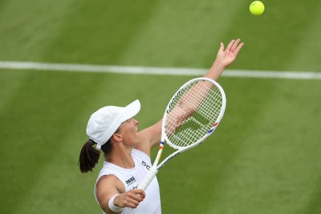 July 2, 2025, London, Celestynow, England: IGA SWIATEK of Poland during the match against P. Kudermetova in the first round of Championships 2025 at Wimbledon AELTC in London. London England - ZUMAc278 20250702_zsp_c278_005 Copyright: xMarcinxCholewinskix