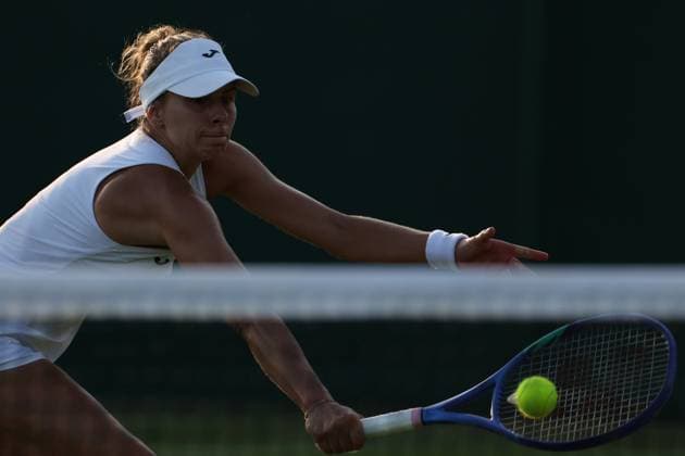 July 2, 2025, London, Celestynow, England: MAGDA LINETTE of Poland during the match against E. Jacquemot of France in the first round of Championships 2025 at Wimbledon AELTC in London. London England - ZUMAc278 20250702_zsp_c278_027 Copyright: xMarcinxCholewinskix