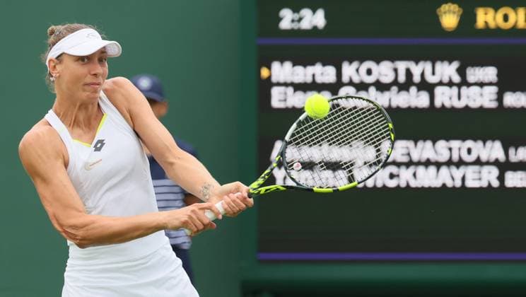 Belgian Yanina Wickmayer pictured in action during a doubles tennis match with Belgian-Latvian pair Wickmayer - Sevastova against Ukrainian-Romanian pair Kostyuk - Ruse, in the first round of the women s doubles at the 2025 Wimbledon grand slam tournament, Wednesday 02 July 2025 at the All England Tennis Club, in South-West London, Britain. BENOITxDOPPAGNE  x128265918x