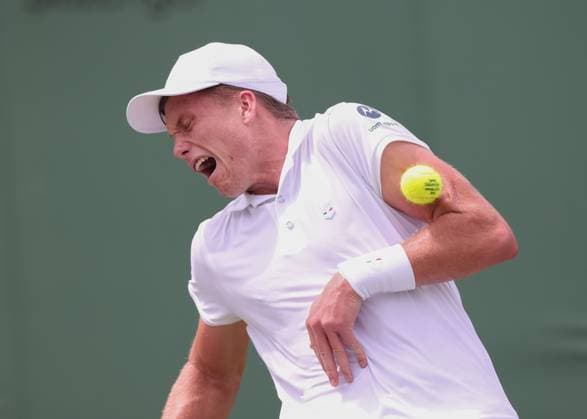 Jenson Brooksby is hit on the arm by a ball, Men s Singles Tennis Wimbledon 2025 Grand Slam ITF ATP WTA AELTC London Great Britain 2 July 2025 Copyright: xJuergenxHasenkopfx