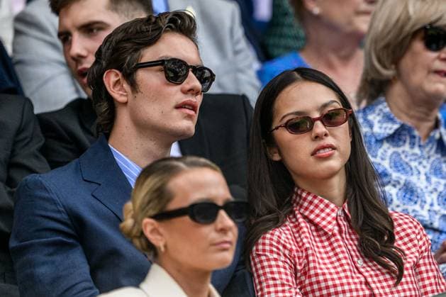250702 Louis Partridge and Olivia Rodrigo in the stands during day 3 of Wimbledon on July 2, 2025 in London Photo Petter Arvidson BILDBYRAN kod PA PA1047 tennis wimbledon day 3 bbeng  Copyright: PETTERxARVIDSON BB250702PA067