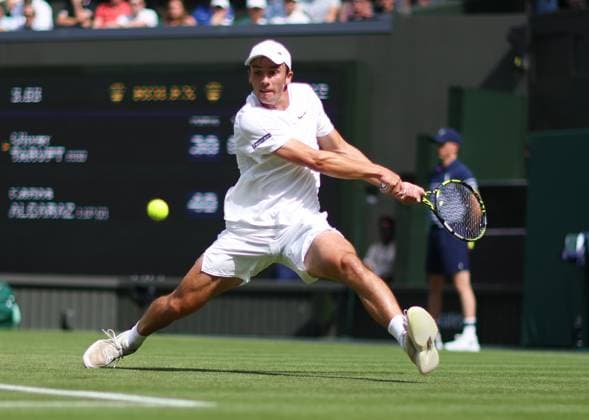 Wimbledon Championships 2025 AELTC, Day Two, London, UK - 02 07 2025 Oliver Tarvet (GBR) in action during his second round match against Carlos Alcaraz (ESP) in the 2025 Wimbledon Championships London Wimbledon London GBR, UK NEWSPAPERS OUT Copyright: xMarkxGreenwoodx