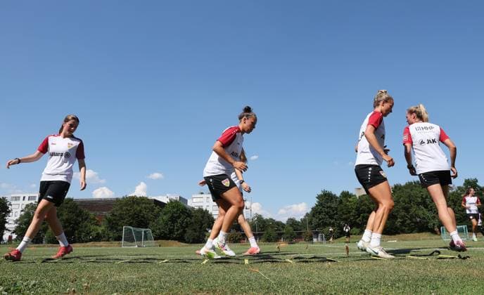 Stuttgart , Football training kick-off VfB Stuttgart women , center Nicole Billa