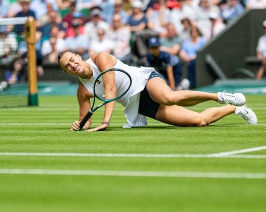 Tennis - Wimbledon Championship 2025 - Day 3 LONDON, ENGLAND - Wednesday, July 2, 2025: Aryna Sabalenka (BLR) slips over during the Ladies Singles 2nd Round on Day Three of The Championships Wimbledon 2025 at the All England Lawn Tennis and Croquet Club. (Photo by Kirsten Holst Propaganda) LONDON All England Lawn Tennis and Croquet Club GREATER LONDON ENGLAND  Copyright: xKirstenxHolstx 2025-07-02-057-Wimbledon_Day_3