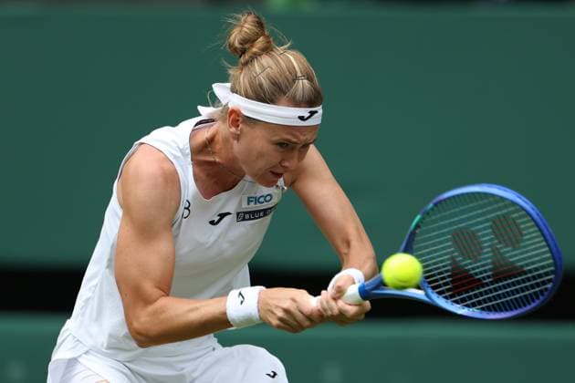 TENIS WIMBLEDON 2025 LONDYN 020725 N Z MARIE BOUZKOVA Z CZECHY W TRAKCIE MECZU DRUGIEJ RUNDY MARCIN CHOLEWINSKI NEWSPIX.PL TENNIS WIMBLEDON 2025 LONDON 02072025 MARIE BOUZKOVA OF CZECH REPUBLIC DURING THE MATCH AGAINST ARYNA SABALENKA IN THE SECOND ROUND NEWSPIX.PL --- newspix.pl 