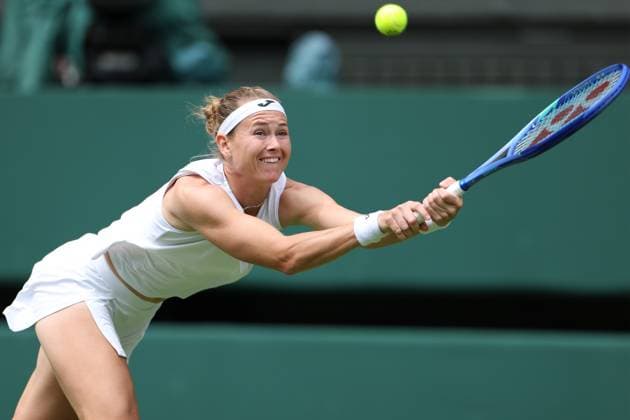TENIS WIMBLEDON 2025 LONDYN 020725 N Z MARIE BOUZKOVA Z CZECHY W TRAKCIE MECZU DRUGIEJ RUNDY MARCIN CHOLEWINSKI NEWSPIX.PL TENNIS WIMBLEDON 2025 LONDON 02072025 MARIE BOUZKOVA OF CZECH REPUBLIC DURING THE MATCH AGAINST ARYNA SABALENKA IN THE SECOND ROUND NEWSPIX.PL --- newspix.pl 