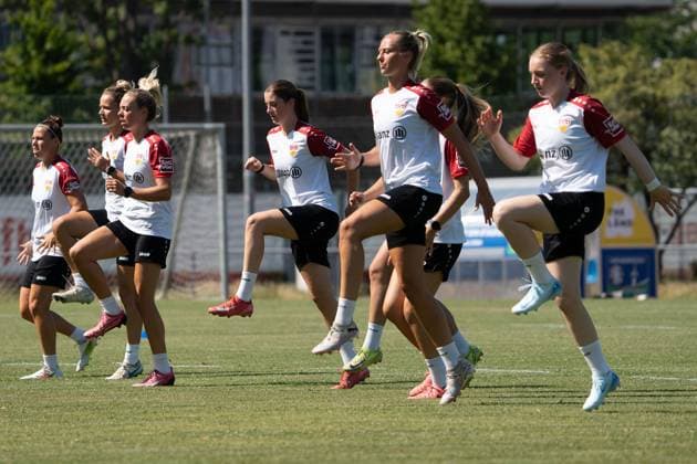 Team training, warm-up, VfB Stuttgart, 2 Womens Bundesliga, public training, 2025 2026 season, 02 07 2025, VfB Stuttgart, 2 Womens Bundesliga, public training, 2025 2026 season, 02 07 2025, Stuttgart Copyright: xEibner-Pressefoto EdwardxCheungx EP_ECG