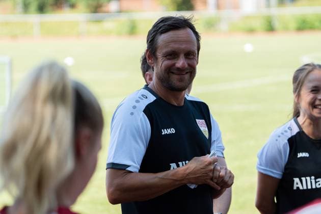 Heiko Gerber VFB Stuttgart Women , laughs, VfB Stuttgart, 2 Womens Bundesliga, public training, season 2025 2026, 02 07 2025, VfB Stuttgart, 2 Womens Bundesliga, public training, season 2025 2026, 02 07 2025, Stuttgart Copyright: xEibner-Pressefoto EdwardxCheungx EP_ECG