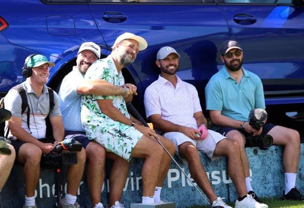 BMW International Open, Eichenried, 02 07 2025 Golf, BMW International Open, Eichenried, 02 07 2025, ProAm Tournament Picture Group photo of the influencers, Paul Ripke photographer filmmaker on the lap of Peter Finch Golf Influencer , George Bryan Golf Influencer, right next to him Copyright: xBEAUTIFULxSPORTS NilsxKoepkex