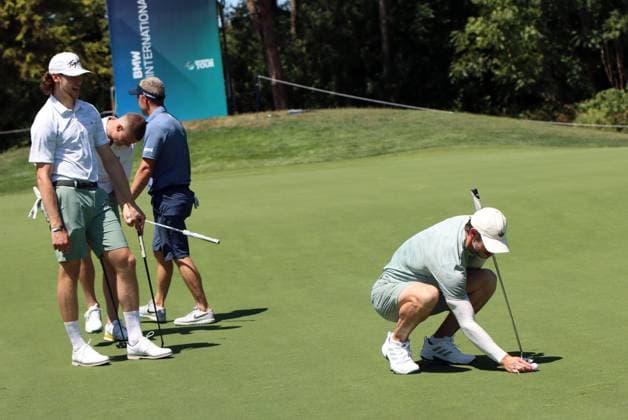 BMW International Open, Eichenried, 02 07 2025 Golf, BMW International Open, Eichenried, 02 07 2025, ProAm Tournament Picture Moritz Seider Ice hockey player watches Gareth Bale former soccer player preparing his putt Copyright: xBEAUTIFULxSPORTS NilsxKoepkex