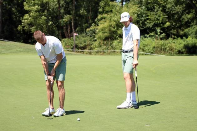 BMW International Open, Eichenried, 02 07 2025 Golf, BMW International Open, Eichenried, 02 07 2025, ProAm Tournament Picture Moritz Seider ice hockey player watching Tim Stützle ice hockey player putting Copyright: xBEAUTIFULxSPORTS NilsxKoepkex