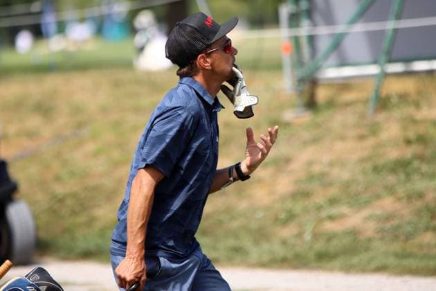 BMW International Open, Eichenried, 02 07 2025 Golf, BMW International Open, Eichenried, 02 07 2025, ProAm Tournament Picture Michael Greis former biathlete bites into his glove Copyright: xBEAUTIFULxSPORTS NilsxKoepkex