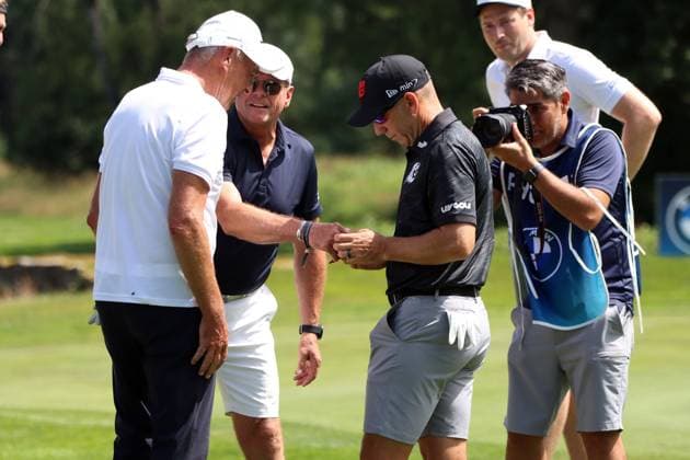 BMW International Open, Eichenried, 02 07 2025 Golf, BMW International Open, Eichenried, 02 07 2025, ProAm Tournament Picture Sergio, Garcia ESP signs the ball of his playing partner who played an eagle Copyright: xBEAUTIFULxSPORTS NilsxKoepkex