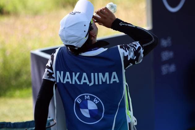 BMW International Open, Eichenried, 02 07 2025 Golf, BMW International Open, Eichenried, 02 07 2025, ProAm Tournament Picture Caddie of Keita, Nakajima JPN drinks the great heat Copyright: xBEAUTIFULxSPORTS NilsxKoepkex