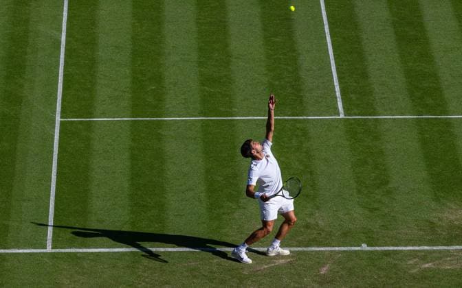 Tennis - Wimbledon Championship 2025 - Day 3 LONDON, ENGLAND - Wednesday, July 2, 2025: Carlos Alcaraz (ESP) serves to Oliver Tarvet (GBR) during the Gentlemen s Singles 2nd Round on Day Three of The Championships Wimbledon 2025 at the All England Lawn Tennis and Croquet Club. Alcaraz won 1-6 4-6 4-6. (Photo by Kirsten Holst Propaganda) LONDON All England Lawn Tennis and Croquet Club GREATER LONDON ENGLAND  Copyright: xKirstenxHolstx 2025-07-02-143-Wimbledon_Day_3