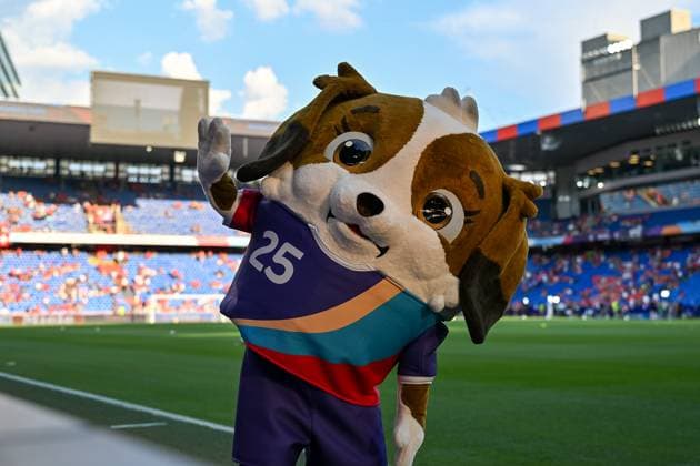 Das Maskottchen Maddli vor Spielbeginn in Basel SUI, Schweiz - Norwegen, Frauen-Fussball, Uefa Womens Euro 2025, Gruppe A, 1. Spieltag, 02.07.2025 SUI, Schweiz - Norwegen, Frauen-Fussball, Uefa Womens Euro 2025, Gruppe A, 1. Spieltag, 02.07.2025 Basel *** The mascot Maddli before the start of the match in Basel SUI, Switzerland Norway, Womens football, Uefa Womens Euro 2025, Group A, Matchday 1, 02 07 2025 SUI, Switzerland Norway, Womens football, Uefa Womens Euro 2025, Group A, Matchday 1, 02 07 2025 Basel Copyright: xEibner-Pressefoto ThomasxHessx EP_THS
