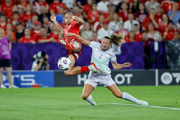 Iman Beney (Schweiz, 19) und Marit B. Lund (Norwegen, 02) im Zweikampf , Schweiz, Fussball, UEFA , Europa Meisterschaft Frauen, (Gruppe A) 2025, Schweiz vs. Norwegen, 02.07.2025, St. Jakob-Park, Basel, Schweiz Basel St. Jakob-Park Kanton Basel-Stadt Schweiz *** Iman Beney Switzerland, 19 and Marit B Lund Norway, 02 in duel , Switzerland, Football, UEFA , European Championship Women, Group A 2025, Switzerland vs Norway, 02 07 2025, St Jakob Park, Basel, Switzerland Basel St Jakob Park Canton Basel City Switzerland Copyright: xGrantxHubbsx