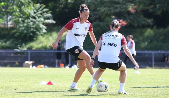 Stuttgart , Football training kick-off VfB Stuttgart women , left Nicole Billa