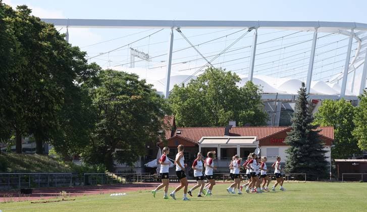 Stuttgart , Football training kick-off VfB Stuttgart women , Training in front of the clubhouse of PSV Stuttgart and behind it the MHP Arena