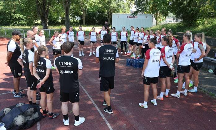 Stuttgart , Football training kick-off VfB Stuttgart women , Coach Heiko Gerber with a speech to his team