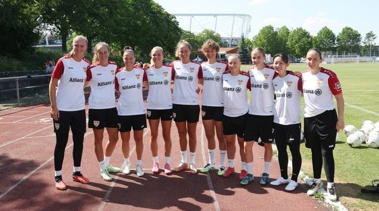 Stuttgart , Football training kick-off VfB Stuttgart women , New arrivals , from left Eve Boettcher Tamar Dongus Nicole Billa Janina Hechler Fabienne Dongus Rosa Rückert Leonie Schetter Muriel Dürr Haruka Osawa Pia Hein