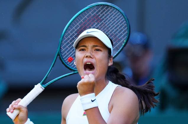 Emma Raducanu celebrates Wimbledon Tennis Championships, Day 3, The All England Lawn Tennis and Croquet Club, London, UK - 02 Jul 2025London The All England Lawn Tennis and United Kingdom  Copyright: xJavierxGarcia Shutterstockx 15381941lj