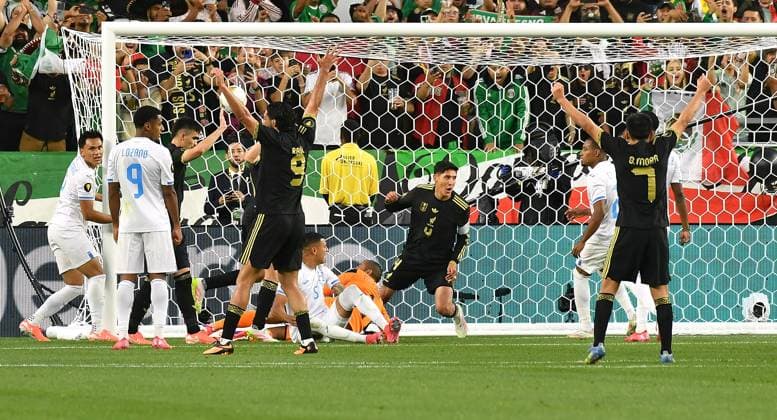 July 2, 2025, Santa Clara, California, USA: Edson oÂlvarez (4) Mexico and treammates celebrate after a goal, which was reviewed as no goal during the CONCACAF gold cup semi-final football match between Mexico and Honduras at Levi s Stadium in Santa Clara, California on July 2, 2025. Photo : Casey Flanigan imageSPACE ZUMA Santa Clara USA - ZUMAi237 20250702_zsa_i237_001 Copyright: xCaseyxFlanigan Imagespacex