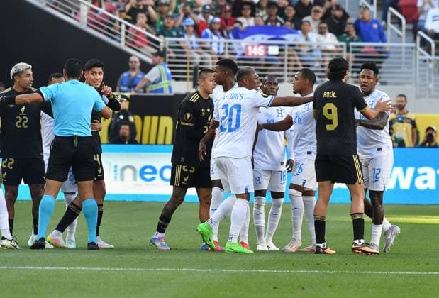 July 2, 2025, Santa Clara, California, USA: Mexico s Guillermo Ochoa, and Honduras forward Romell Quioto have an altercation on the sideline during the first half where both teams joined the hostilities on the field during the CONCACAF gold cup semi-final football match between Mexico and Honduras at Levi s Stadium in Santa Clara, California on July 2, 2025. Photo : Casey Flanigan imageSPACE ZUMA Santa Clara USA - ZUMAi237 20250702_zsa_i237_011 Copyright: xCaseyxFlanigan Imagespacex