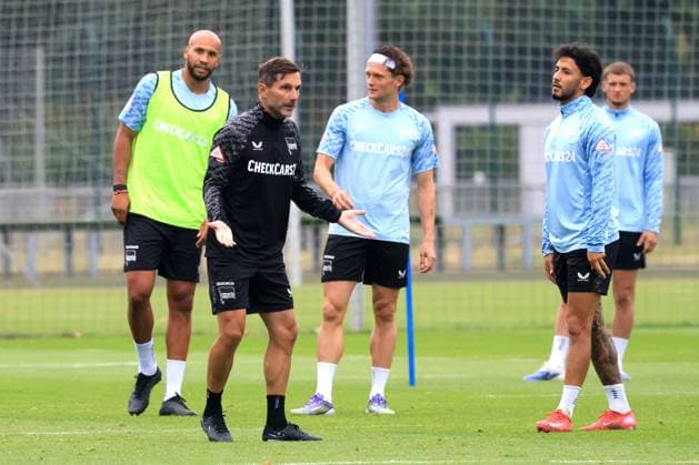DEU, DFL, 2 FBL Hertha BSC, Training, 03 07 2025, Sportforum, Berlin, DEU, DFL, 2 FBL Hertha BSC, Training, in the picture head coach Stefan Leitl Hertha BSC Berlin , Fabian Reese Hertha BSC Berlin 11 , John Anthony Brooks Hertha BSC Berlin 25 , Kevin Sessa Hertha BSC Berlin 8 DFL regulations prohibit any use of Photographs as image sequences and or quasi video nordphotoxGmbHx xEngler nph00076
