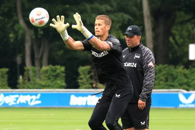 DEU, DFL, 2 FBL Hertha BSC, Training, 03 07 2025, Sportforum, Berlin, DEU, DFL, 2 FBL Hertha BSC, Training, im Bild Dennis Smarsch Hertha BSC Berlin 12 , Goalkeeper coach Andreas Menger Hertha BSC Berlin DFL regulations prohibit any use of Photographs as image sequences and or quasi video nordphotoxGmbHx xEngler nph00076