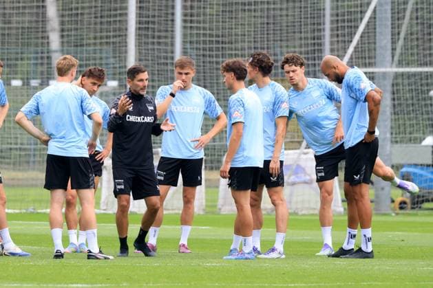 DEU, DFL, 2 FBL Hertha BSC, Training, 03 07 2025, Sportforum, Berlin, DEU, DFL, 2 FBL Hertha BSC, Training, im Bild Cheftrainer Stefan Leitl Hertha BSC Berlin , Hertha Spielerkreis DFL regulations prohibit any use of Photographs as image sequences and or quasi video nordphotoxGmbHx xEngler nph00076