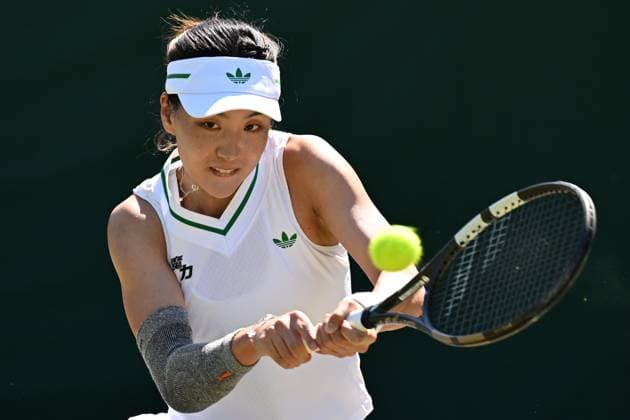 (250703) -- LONDON, July 3, 2025 -- Wang Xinyu hits a return during the women s singles second round match between Wang Xinyu of China and Zeynep Sonmez of T¨¹rkiye at the Wimbledon Tennis Championships in London, Britain, July 3, 2025. ) (SP)BRITAIN-LONDON-TENNIS-WIMBLEDON-WOMEN S SINGLES ZhaoxDingzhe 