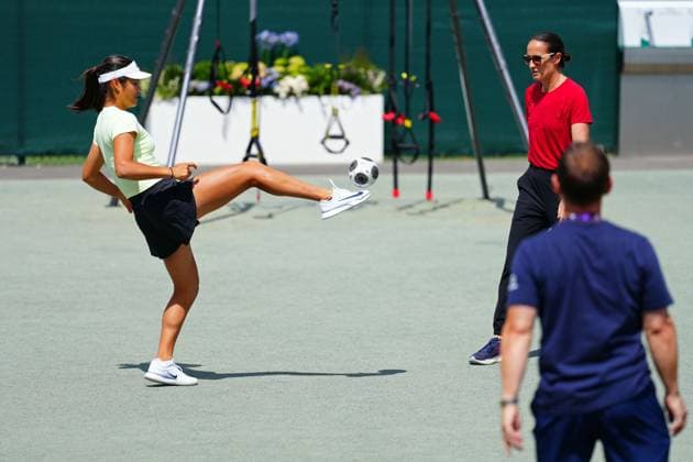 Emma Raducanu playing football on the practice courts Wimbledon Tennis Championships, Day 4, The All England Lawn Tennis and Croquet Club, London, UK - 03 Jul 2025London The All England Lawn Tennis and United Kingdom  Copyright: xJavierxGarcia Shutterstockx 15382592ar