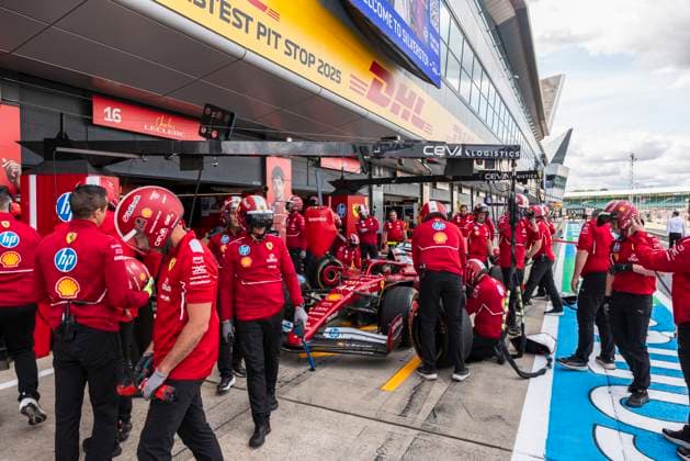 Formula 1 Qatar Airways British Grand Prix 2025 Alexis Perrin OVERTAKE MAXPPP - Silverstone 03 07 2025 Scuderia Ferrari HP mechanics in the pitlane, pit stop practice during the Formula 1 Qatar Airways British Grand Prix 2025, the 12th round of the 2025 FIA Formula 1 World Championship, WM, Weltmeisterschaft at the Silverstone Circuit in Silverstone, United Kingdom, from July 3 to 6, 2025 Silverstone United Kingdom  Copyright: xOVERTAKE MAXPPPxAlexisxPerrinx OVT202507033423 OVT202507033423