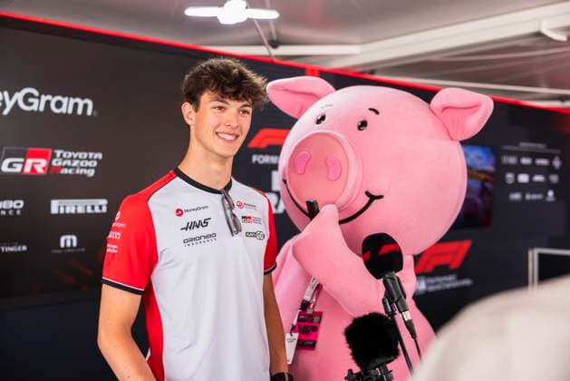 Formula 1 Qatar Airways British Grand Prix 2025 Alexis Perrin OVERTAKE MAXPPP - Silverstone 03 07 2025 87 BEARMAN Oliver (gbr), MoneyGram Haas F1 Team, portrait, media pen with his new press officer during the Formula 1 Qatar Airways British Grand Prix 2025, the 12th round of the 2025 FIA Formula 1 World Championship, WM, Weltmeisterschaft at the Silverstone Circuit in Silverstone, United Kingdom, from July 3 to 6, 2025 Silverstone United Kingdom  Copyright: xOVERTAKE MAXPPPxAlexisxPerrinx OVT202507033453 OVT202507033453