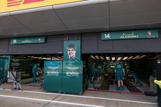 Formula 1 Qatar Airways British Grand Prix 2025 Alexis Perrin OVERTAKE MAXPPP - Silverstone 03 07 2025 Aston Martin Aramco Cognizant car in the box mechanics during the Formula 1 Qatar Airways British Grand Prix 2025, the 12th round of the 2025 FIA Formula 1 World Championship, WM, Weltmeisterschaft at the Silverstone Circuit in Silverstone, United Kingdom, from July 3 to 6, 2025 Silverstone United Kingdom  Copyright: xOVERTAKE MAXPPPxAlexisxPerrinx OVT202507033434 OVT202507033434