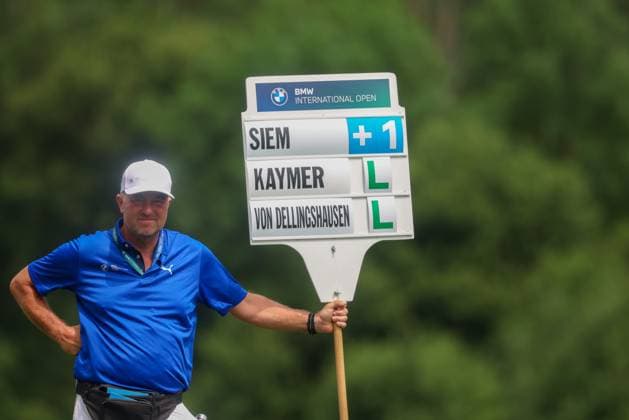 Helper With board from Marcel Siem GER , Martin Kaymer GER , Nicolai von Dellingshausen GER , 36 BMW International Open 2025, Golf, DP World Tour, Men, Round 1, 03 07 2025 Eichenried Bayern Germany Copyright: xkolbert-press ChristianxKolbertx