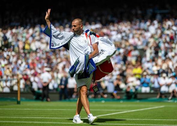 Tennis - Wimbledon Championship 2025 - Day 4 LONDON, ENGLAND - Thursday, July 3, 2025: Daniel Evans (GBR) waves goodbye after losing during the Gentlemen s Singles 3rd Round on Day Four of The Championships Wimbledon 2025 at the All England Lawn Tennis and Croquet Club. Djokovic won 6-3, 6-2, 6-0. (Photo by Kirsten Holst Propaganda) LONDON All England Lawn Tennis and Croquet Club GREATER LONDON ENGLAND  Copyright: xKirstenxHolstx 2025-07-03-065-Wimbledon_2025_Day_4