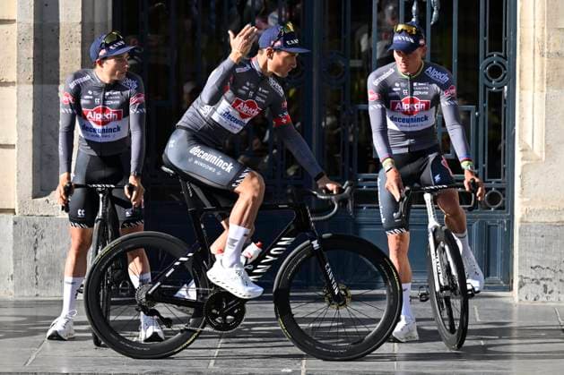 Tour de France 2025 03 07 2025 LILLE METROPOLE, FRANCE - JULY 03 : The team of Alpecin - Deceuninck during the teams presentation prior of the 112th edition of Tour de France an UCI World Tour 2.UWT cycling road race stage for Men Elite on July 3, 2025 in Lille Metropole, France, 03 07 2025 ( Motordriver Kenny Verfaillie - Lille Metropole France  Copyright: xJanxDexMeuleneirx
