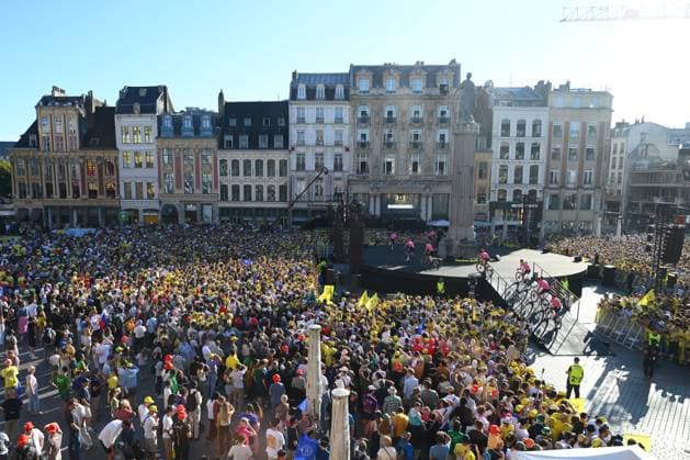 Tour de France 2025 03 07 2025 LILLE METROPOLE, FRANCE - JULY 03 : Illustrative picture showing the fans and teams presentation prior of the 112th edition of Tour de France an UCI World Tour 2.UWT cycling road race stage for Men Elite on July 3, 2025 in Lille Metropole, France, 03 07 2025 ( Motordriver Kenny Verfaillie - Lille Metropole France  Copyright: xVincentxKalutx