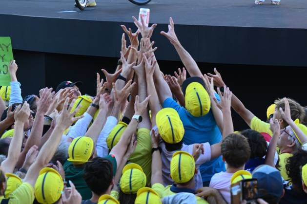 Tour de France 2025 03 07 2025 LILLE METROPOLE, FRANCE - JULY 03 : Fans trying to catch a bottle of Pogacar Tadej (SLO) of UAE Team Emirates - XRG during the teams presentation prior of the 112th edition of Tour de France an UCI World Tour 2.UWT cycling road race stage for Men Elite on July 3, 2025 in Lille Metropole, France, 03 07 2025 ( Motordriver Kenny Verfaillie - Lille Metropole France  Copyright: xVincentxKalutx