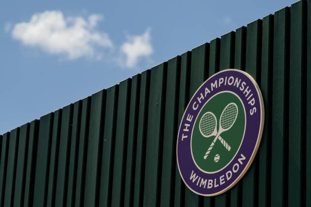 250703 General view of the Wimbledon logo during day 4 of Wimbledon on July 3, 2025 in London Photo Petter Arvidson BILDBYRAN kod PA PA1048 tennis wimbledon day 4 bbeng genre logo logo  Copyright: PETTERxARVIDSON BB250703PA009