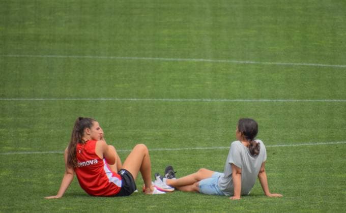 Schwarzwald Stadion, 3th July 2025 Leela Egli (20 Freiburg) and Hasret Kayikci (ex Freiburg) after the training from the SC Freiburg Frauen on 3th july 2025 (Arne van der Ben SPP) Copyright: xArnexvanxderxBenx xSPPx spp-en-ArVaDeBeSp-SPO-30