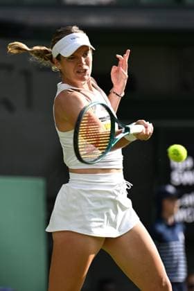 (250704) -- LONDON, July 4, 2025 -- Caty McNally hits a return during the women s singles second round match between Iga Swiatek of Poland and Caty McNally of the United States at the Wimbledon Tennis Championships in London, Britain, July 3, 2025. ) (SP)BRITAIN-LONDON-TENNIS-WIMBLEDON-WOMEN S SINGLES ZhaoxDingzhe 