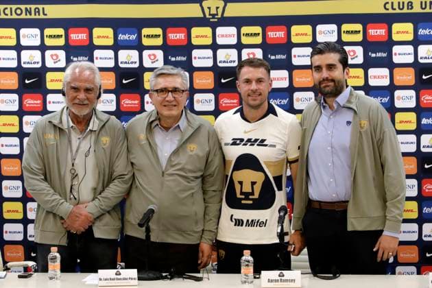 Sport Bilder des Tages Pumas UNAM Unveils Aaron Ramsey As New Player Sports Vice President of Pumas, Miguel Mejia Baron, President of Pumas, Luis Raul Gonzalez Perez, Aaron Ramsey, and Director of Pumas, Eduardo Saracho pose for photos during a press conference, PK, Pressekonferenz for unveiling of Pumas Welsh midfielder Aaron Ramsey as new player of Pumas UNAM of Mexican football at La Cantera. on July 3, 2025 in Mexico City, Mexico. (Photo by Luis Barron Eyepix Group) Copyright: xLuisxBarron xEyepixxGroupx LB_03072025_160967
