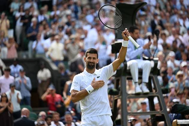 Sport Bilder des Tages (250704) -- LONDON, July 4, 2025 -- Novak Djokovic reacts after the men s singles second round match between Novak Djokovic of Serbia and Daniel Evans of Britain at the Wimbledon Tennis Championships in London, Britain, July 3, 2025. ) (SP)BRITAIN-LONDON-TENNIS-WIMBLEDON-MEN S SINGLES ZhaoxDingzhe 